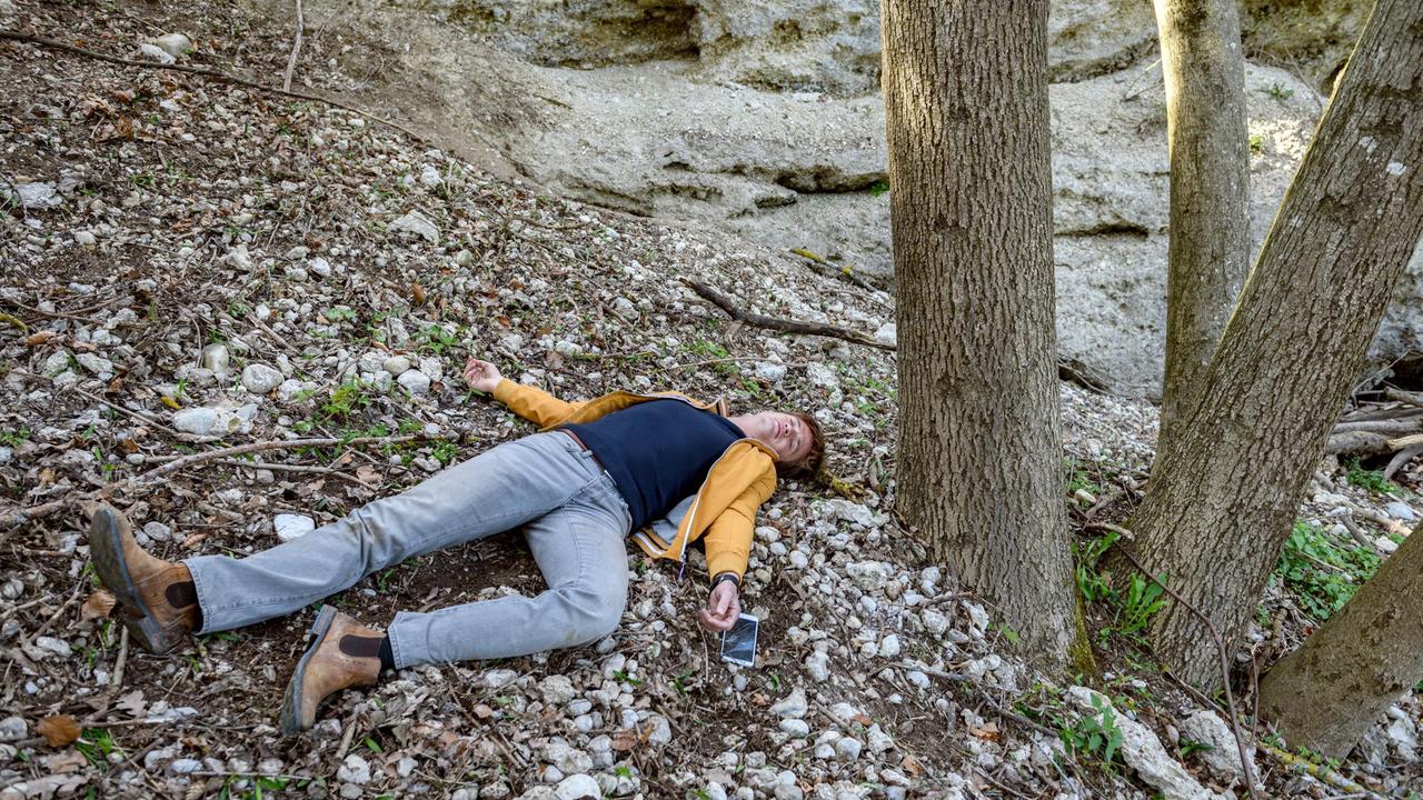 Ragnar (Jeroen Engelsman) liegt bewusstlos in einer Wolfsgrube.