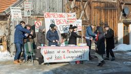 Ragnar (Jeroen Engelsman), Romy (Désirée von Delft), Tina (Christin Balogh), Hildegard (Antje Hagen) und Paul (Sandro Kirtzel) versuchen auf ihren Aktionsstand aufmerksam zu machen (mit Komparsen).