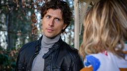 Raphael (Jakob Graf) gesteht Josie (Lena Conzendorf), dass er für das Date mit ihr bezahlt wurde.