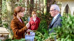 Rebecca (Julia Alice Ludwig) belauscht Susan (Marion Mitterhammer) und Werner (Dirk Galuba) bei einem vertraulichen Gespräch.