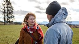 Rebecca (Julia Alice Ludwig) fragt William (Alexander Milz) nach dem Weg zum" Fürstenhof".
