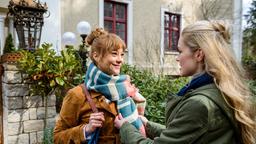 Rebecca (Julia Alice Ludwig) hofft, dass sie beim Bewerbungsgespräch am "Fürstenhof" einen guten Eindruck hinterlässt. Ella (Victoria Reich) drückt ihrer Freundin die Daumen.
