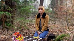 Rebecca (Julia Alice Ludwig) ist gleichzeitig traurig, weil ihre Hündin Anka gestorben ist, und glücklich, dass zwischen ihr und Ella wieder alles gut ist.