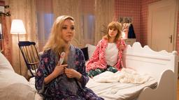 Rebecca (Julia Alice Ludwig) tut Ella (Victoria Reich) durch ihre Notlüge einen Gefallen.
