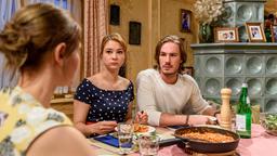 Rebecca (Julia Alice Ludwig) und William (Alexander Milz) sind überrascht, als Melli (Bojana Golenac) ihnen eröffnet , dass sie sich von André getrennt hat.