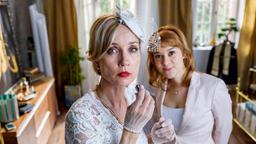 Rebecca (Julia Alice Ludwig) versucht die aufgeregte Braut Beatrice (Isabella Hübner) zu beruhigen.