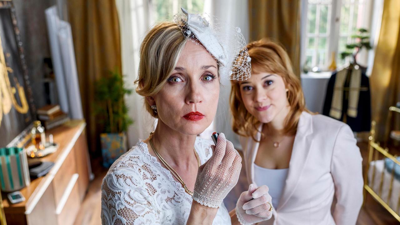 Rebecca (Julia Alice Ludwig) versucht die aufgeregte Braut Beatrice (Isabella Hübner) zu beruhigen.
