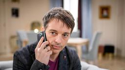 Robert (Lorenzo Patané) erhält einen beunruhigenden Anruf von Eva.