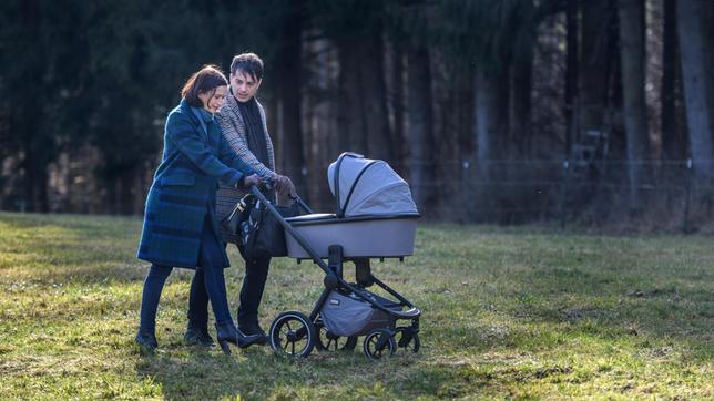 Robert (Lorenzo Patané)  erklärt Eva (Uta Kargel), dass er Tim nicht bei Emilios Taufe dabei haben will.