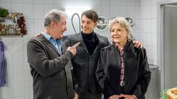 Robert (Lorenzo Patanè) erzählt André (Joachim Lätsch) und Hildegard (Antje Hagen), dass er für Charlotte kochen will.