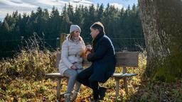 Robert (Lorenzo Patané) erzählt Lia (Deborah Müller), dass Ariane nie schwanger war.