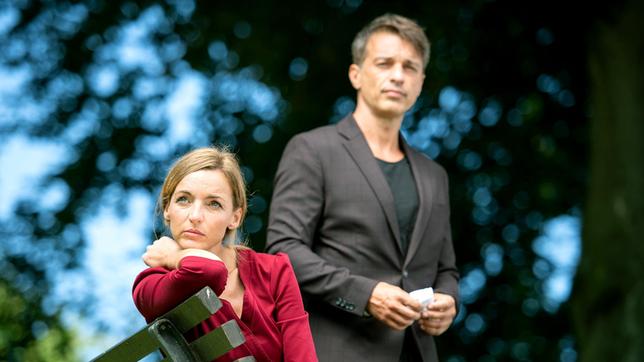 Bild: ARD/Christof Arnold Robert (Lorenzo Patané) gibt Lia (Deborah Müller) gegenüber zu, dass er etwas für Ariane empfindet.
