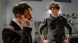 Robert (Lorenzo Patané) hält Benni (Florian Burgkart) von einer sofortigen Abreise ab.
