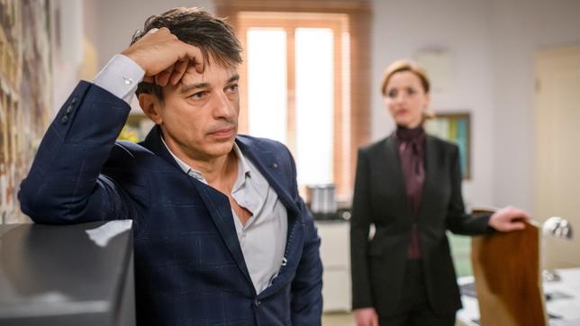 Bild: ARD/Christof Arnold Robert (Lorenzo Patané) kämpft vor Cornelia (Deborah Müller) mit seinem schlechten Gewissen.