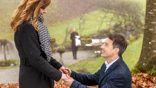 Bild: ARD/Christof Arnold Robert (Lorenzo Patané) macht Ariane (Viola Wedekind) einen Heiratsantrag. Lia (Deborah Müller, h.) beobachtet die beiden getroffen.