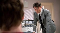 Robert (Lorenzo Patané) macht Benni (Florian Burgkart) klar, dass er sich in der Küche unterzuordnen hat.