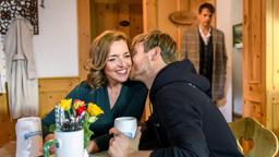 Robert (Lorenzo Patané) sieht wie Max (Stefan Hartmann), Cornelia (Deborah Müller) frech einen Kuss aufdrückt.