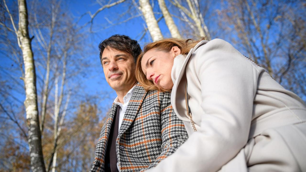 Robert (Lorenzo Patané) spendet Cornelia (Deborah Müller) Trost, weil ihr Sohn Benjamin den Kontakt abgebrochen hat.