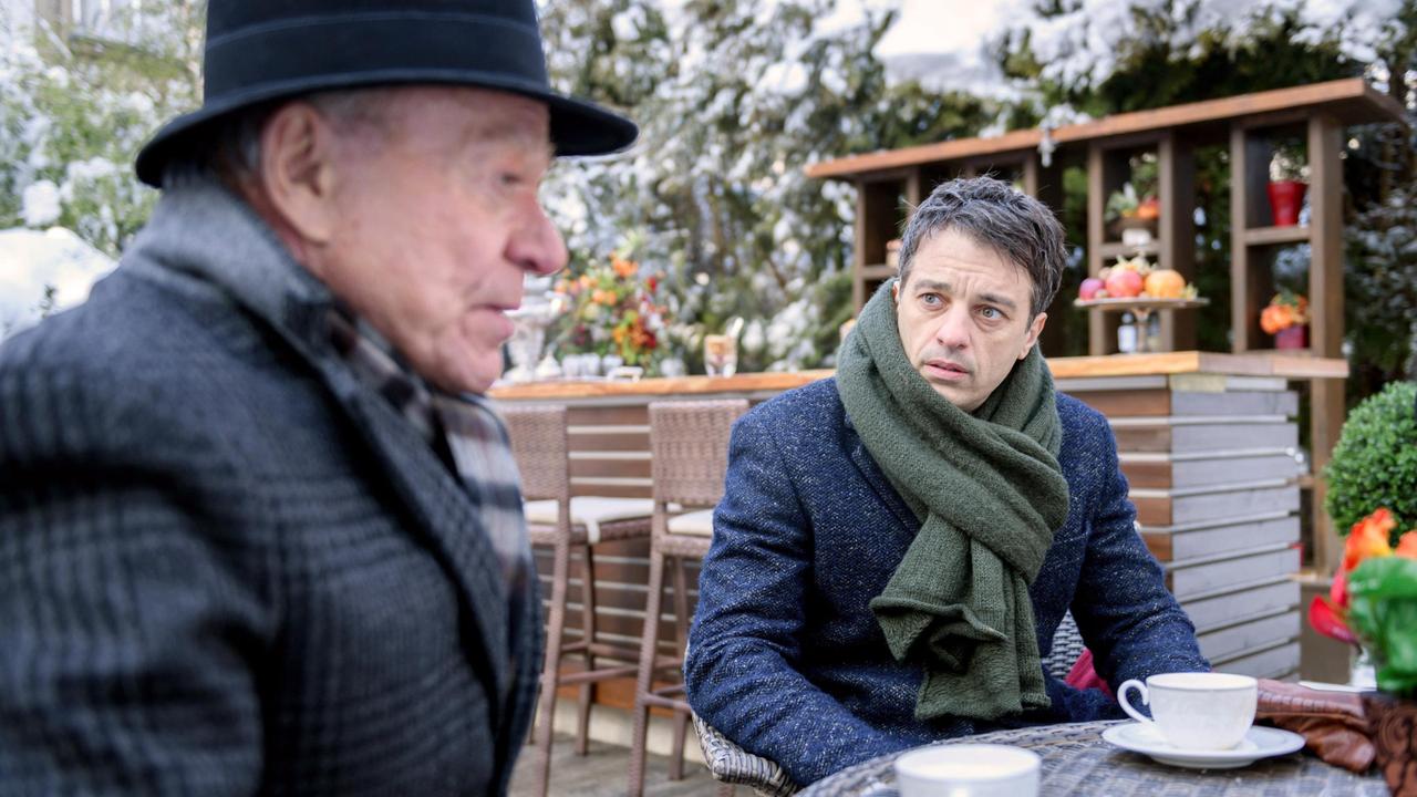 Robert (Lorenzo Patané) spricht mit Werner (Dirk Galuba) über seinen Zwiespalt – soll er Christophs Pläne durchkreuzen und damit Evas Karriere schaden?
