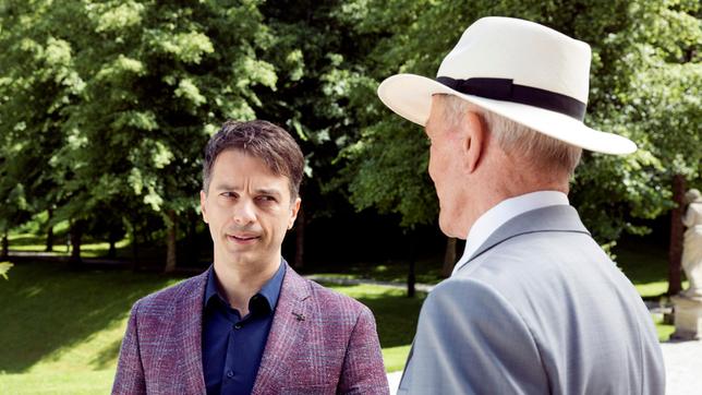 Bild: ARD/Stella Boda Robert (Lorenzo Patané) steht Werners (Dirk Galuba) Vorschlag, André wieder im "Fürstenhof" einzustellen, äußerst skeptisch gegenüber.