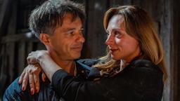 Robert (Lorenzo Patané) trägt Ariane (Viola Wedekind), um sie nicht allein zurücklassen zu müssen.
