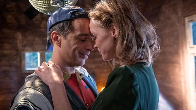 Bild: ARD/Christof Arnold Robert (Lorenzo Patané) überrascht Cornelia (Deborah Müller) in der Almhütte, die er im Stil ihrer früheren Jugendparties dekoriert hat.