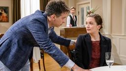 Robert (Lorenzo Patané) und Eva (Uta Kargel) erleben einen unverhofften Moment der Nähe.