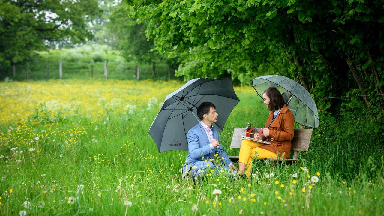 Robert (Lorenzo Patané) und Eva (Uta Kargel) gehen einen Schritt aufeinander zu. Doch Robert kann seine Eifersucht nicht verbergen.