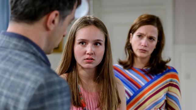 Bild: ARD/Christof Arnold Robert (Lorenzo Patané) und Eva (Uta Kargel) sagen Valentina (Paulina Hobratschk) endlich die Wahrheit.
