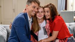 Robert (Lorenzo Patané) und Eva (Uta Kargel) sind froh, dass Valentina (Paulina Hobratschk) wieder bei ihnen ist.