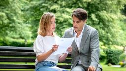 Robert (Lorenzo Patané) und Lia (Deborah Müller) lesen geschockt das Ergebnis des Gentests.