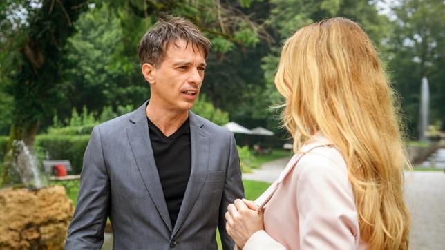 Bild: ARD/Christof Arnold Robert (Lorenzo Patané) und Rosalie (Natalie Alison) erfahren von Lias Flucht.