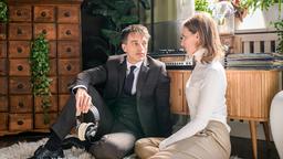 Robert (Lorenzo Patané) versichert Cornelia (Deborah Müller), dass er kein Problem damit hat, dass sie Zeit mit Christoph verbringt.