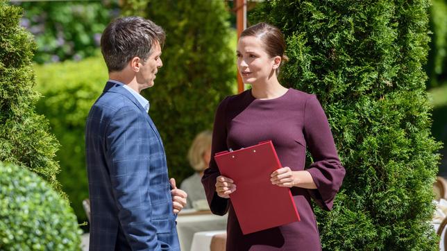 Bild: ARD/Christof Arnold Robert (Lorenzo Patané) versteht nicht, warum sich Eva (Uta Kargel) ihm gegenüber, so verkrampft verhält.