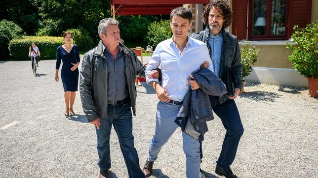 Bild: ARD/Christof Arnold Robert (Lorenzo Patané, 2.v.r. mit Komparse) wird vor den Augen von Eva (Uta Kargel, 2.v.l..) von Kriminalhauptkommissar Meyser (Christoph Krix, 3.v.r..) abgeführt. Valentina (Paulina Hobratschk) weiß noch nichts von Roberts Geständnis.
