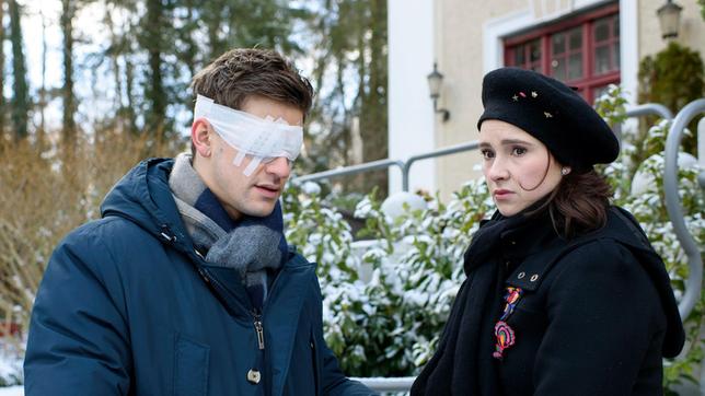 Bild: ARD/Christof Arnold Romy (Désirée von Delft) gibt sich Paul (Sandro Kirtzel) gegenüber als ihre Schwester Lucy aus.