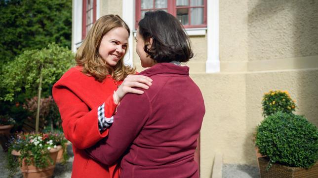 Romy (Désirée von Delft) und ihrer Schwester Lucy (Jennifer Siemann) freuen sich sehr, über ihr Wiedersehen.