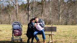 Romy (Désirée von Delft) und Paul (Sandro Kirtzel) genießen ihr Familienglück mit Luna.