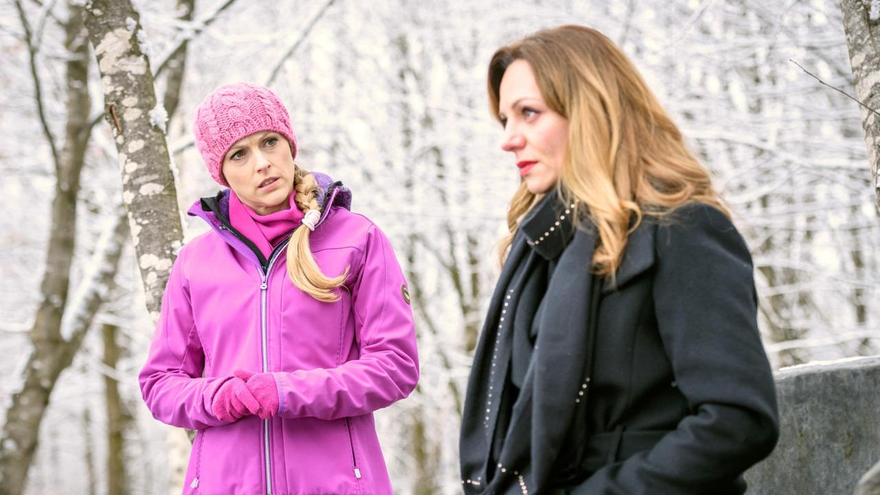 Rosalie (Natalie Alison) begreift, dass etwas mit Ariane (Viola Wedekind) nicht stimmt.