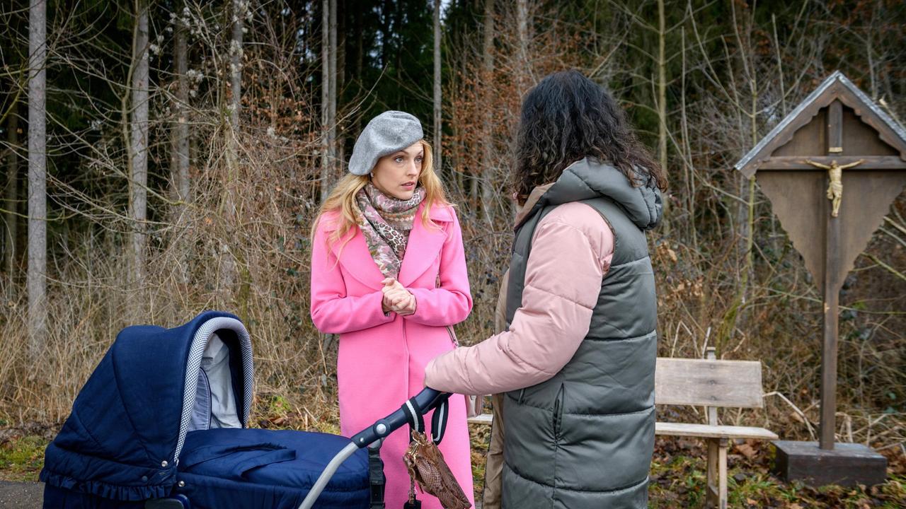 Rosalie (Natalie Alison) berichtet Vanessa (Jeannine Gaspár) über die Ungereimtheiten von Bettinas Geschichte.