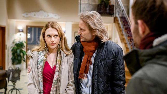 Bild: ARD/Christof Arnold Rosalie (Natalie Alison) gerät durch Florian (Arne Löber), vor Michael (Erich Altenkopf) unter Druck.