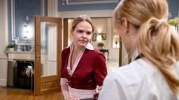 Rosalie (Natalie Alison) glaubt, dass Lucy (Jennifer Siemann) die Besitzerin der Puderdose ist und hält sie deshalb für Michaels Affäre.
