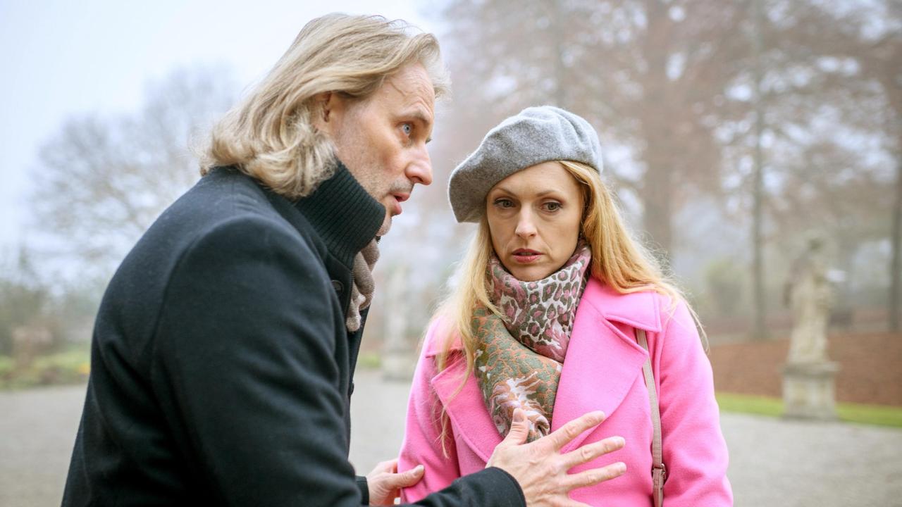 Rosalie (Natalia Alison) ist nicht begeistert, als Michael (Erich Altenkopf) ihr mitteilt, dass Werner in die Scheune zieht.