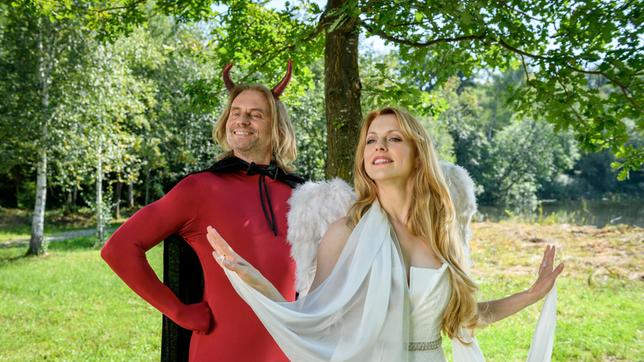 Bild: ARD/Christof Arnold Rosalie (Natalie Alison) und Michael (Erich Altenkopf) haben beim gemeinsamen Fotoshooting für die Werbekampagne viel Spaß.