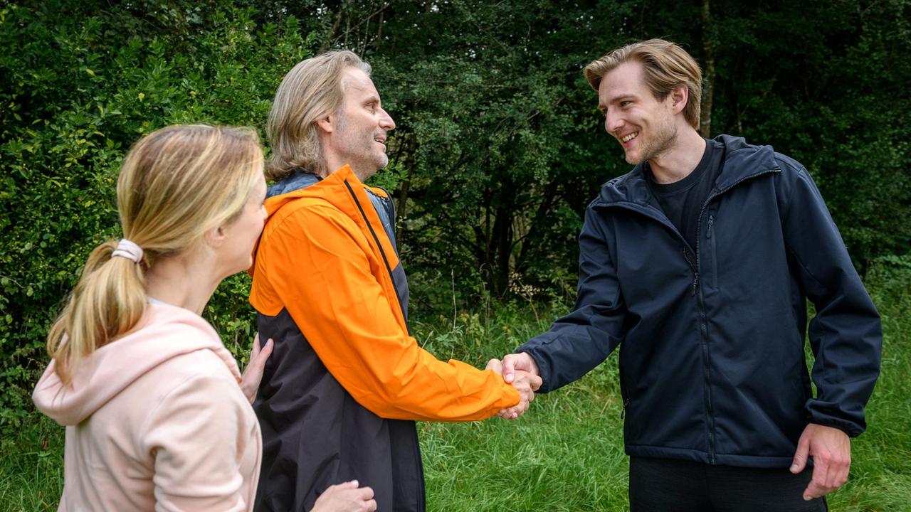 Rosalie (Natalie Alison) und Michael (Erich Altenkopf) lernen beim Joggen den sportlichen Henning (Matthias Zera) kennen.