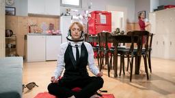 Rosalie (Natalie Alison) wird von Cornelia (Deborah Müller) aus ihrer Meditation aufgeschreckt.