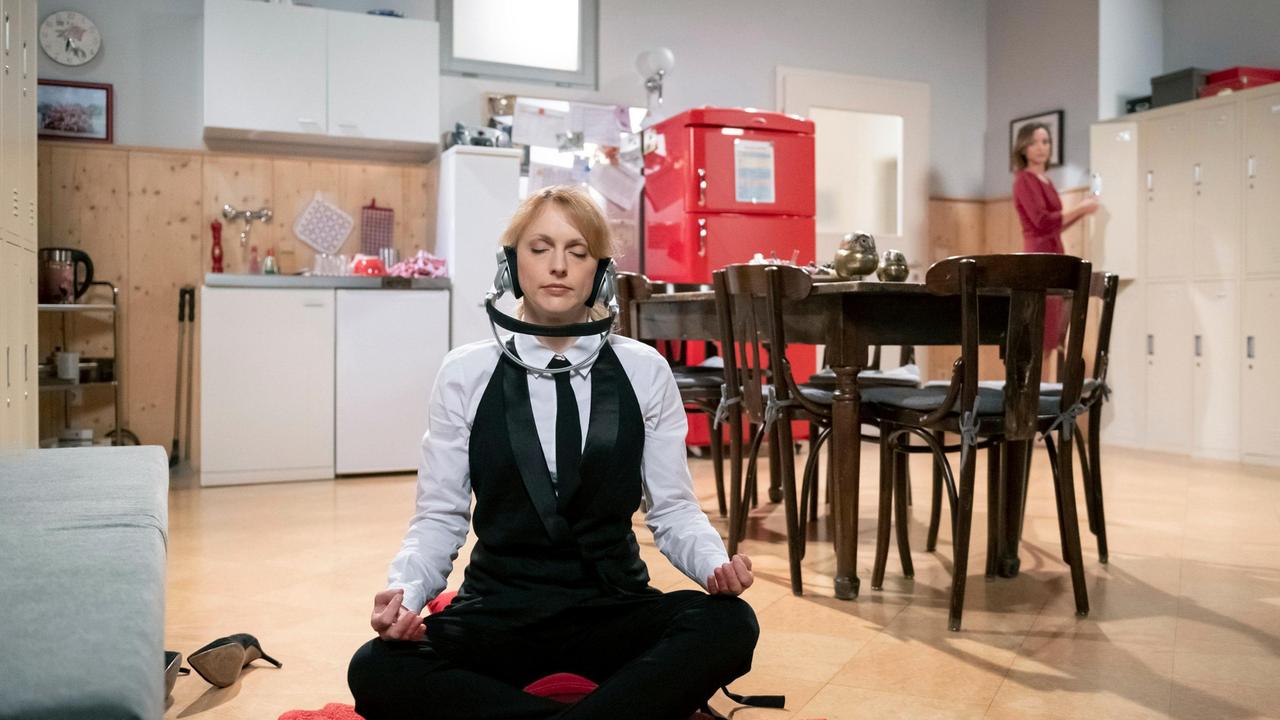 Rosalie (Natalie Alison) wird von Cornelia (Deborah Müller) aus ihrer Meditation aufgeschreckt.