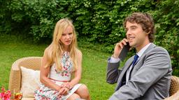 Sebastian (Kai Albrecht) behauptet in einem Telefonat mit dem Vermieter, dass er bereits mit Luisa (Magdalena Steinlein) verlobt ist.
