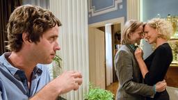 Sebastian (Kai Albrecht) beobachtet, wie sich Natascha (Melanie Wiegmann) und Michael (Erich Altenkopf) wieder versöhnen.