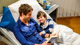 Sebastian (Kai Albrecht) kümmert sich liebevoll um seinen Sohn Paul (Mika Ullritz).